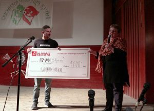 Изпълнителният Директор на Фондация БЪЛГАРИН г-н Станимир Георгиев връчва чек за 1100 лв. на Мария Градешлиева - директор НУФИ "Филип Кутев"
